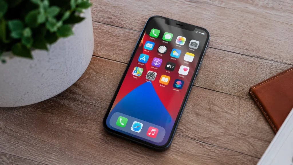 celular com aplicativos para idosos no celular e ícones grandes